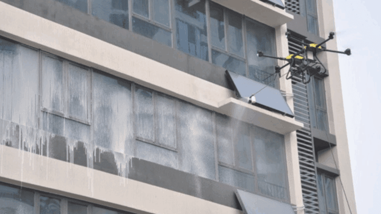Dron Limpiando edificio