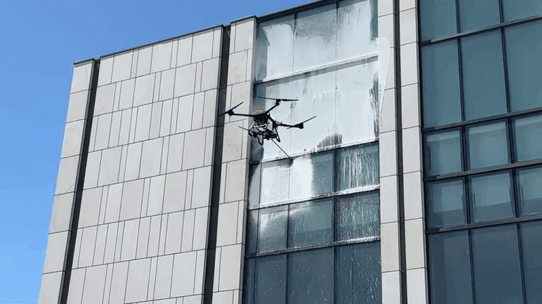 Dron limpiando con Detergente
